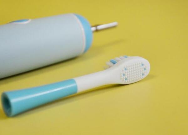兩歲寶寶怎么用電動(dòng)牙刷？兩歲寶寶正確使用電動(dòng)牙刷要點(diǎn)